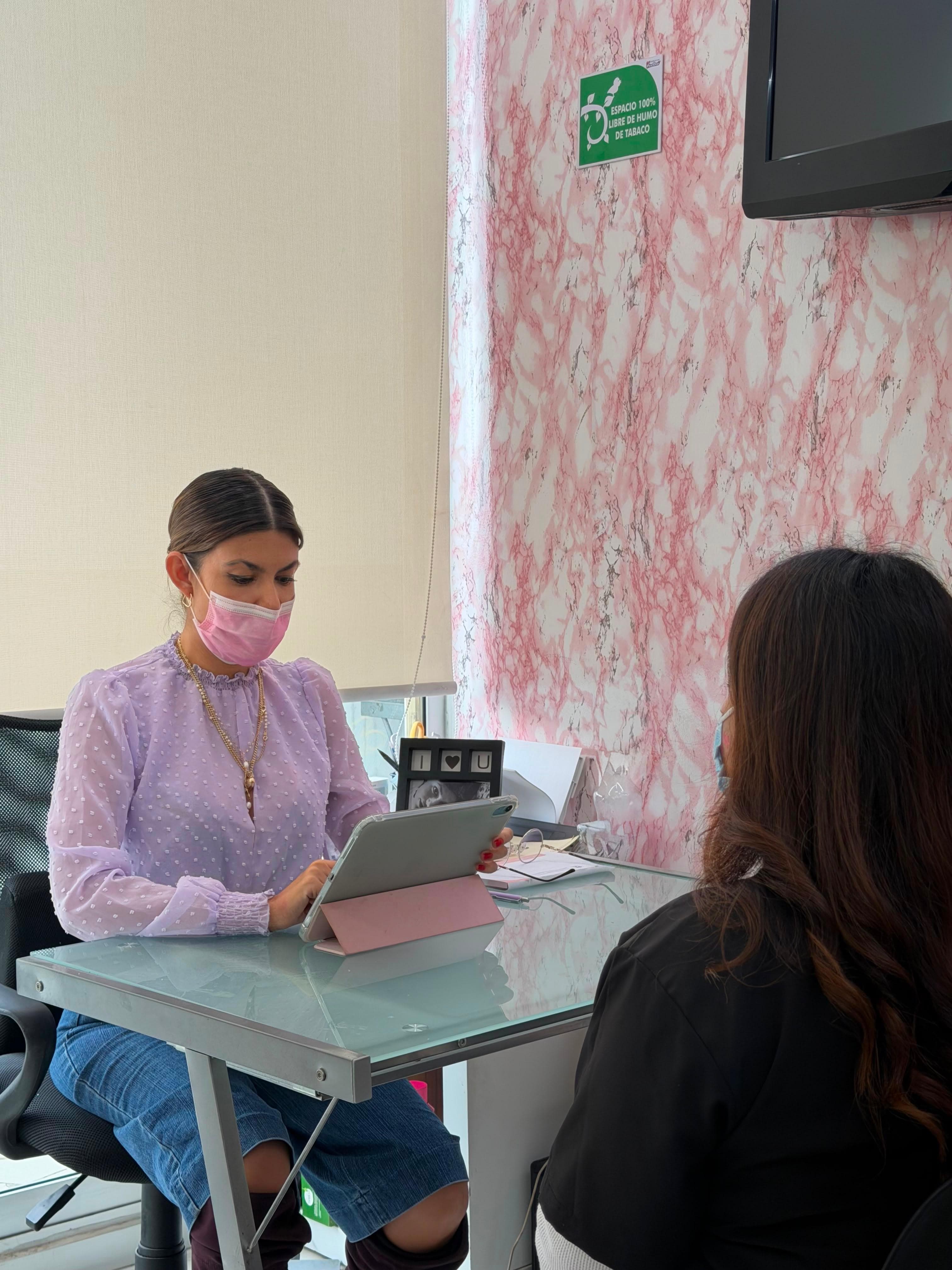 Doctora UME realizando valoración para programa de peso ideal